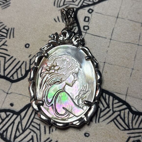 Shell Necklace Pendant With Girl - Picture 1 of 3